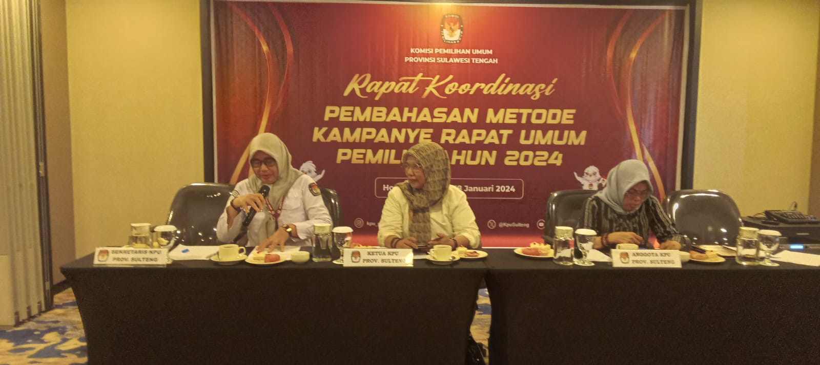 RAPAT : Tampak Darmiati (tengah), saat melakukan rapat sosialisasi di Pemilu 2024 yang lau.(FOTO: ISTIMEWA/RADAR PALU).