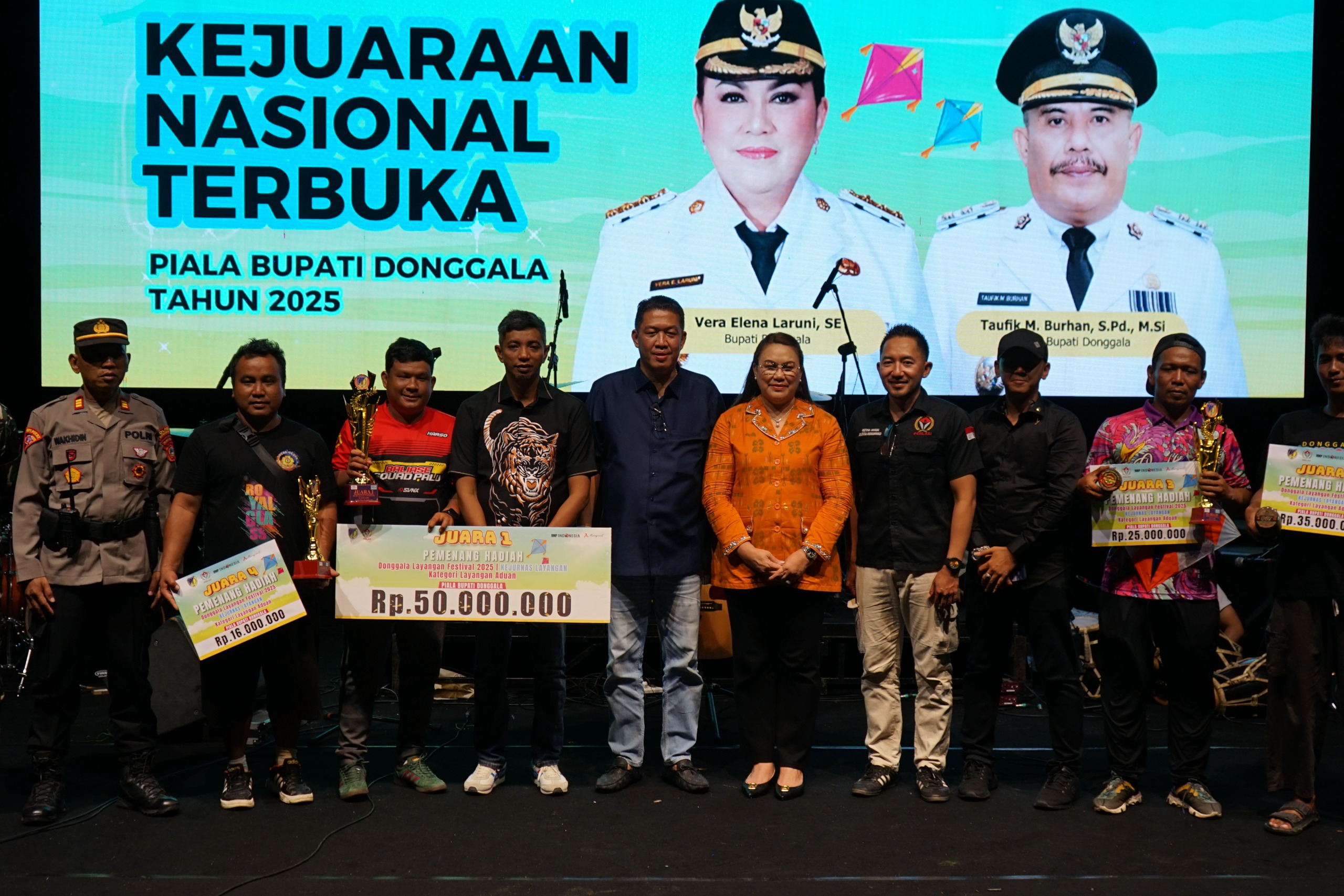 PENUTUPAN : Tampak sejumlah pemenang menerima hadiah dari Bupati Donggala, Vera Elena Laruni, Sabtu (27/09/2025).(FOTO: ISTIMEWA/RADAR PALU).