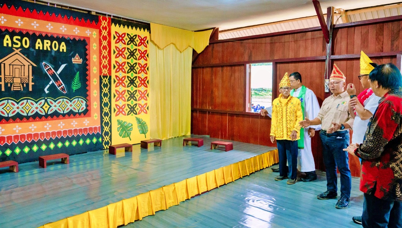 MERESMIKAN : Bupati Morowali Utara Delis Julkarson Hehi berada di Rumah Adat Mori Molongkuni Desa Lembobelala yang ia resmikan, Sabtu (27/09/2025). (FOTO: ISTIMEWA/RADAR PALU).