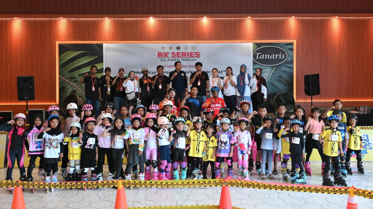 Keceriaan peserta RX Series 2025 saat berfoto bersama panitia dan Sekretaris Porserosi Sulteng, Hendra Iskandar, di Cafe Tanaris Palu.