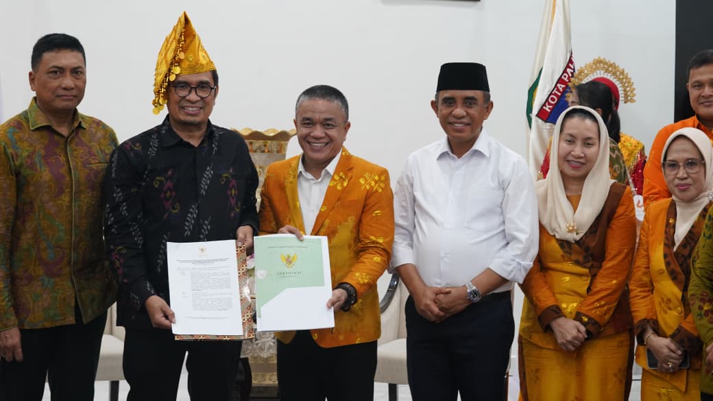 TERIMA HIBAH: Wali Kota Palu, Hadianto Rasyid (tengah), secara simbolis menerima sertifikat lahan hibah dari Kementerian Keuangan Republik Indonesia.