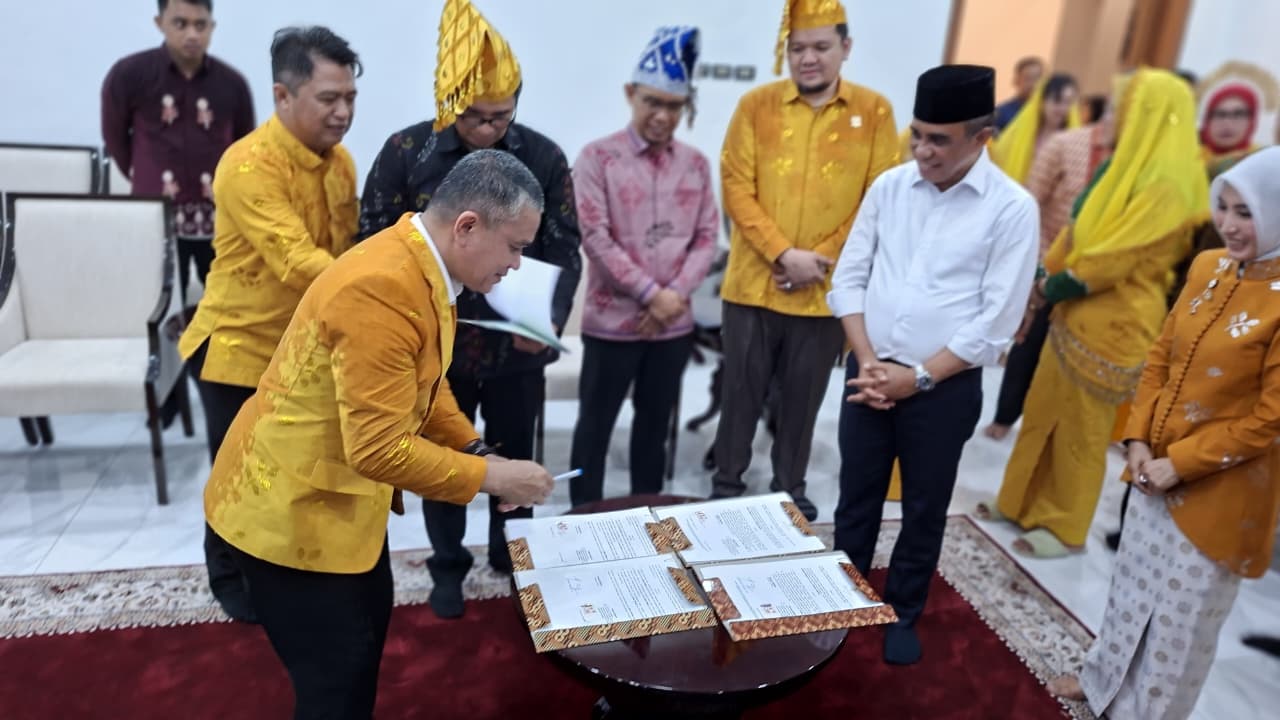 SERAH TERIMA: Wali Kota Palu, Hadianto Rasyid hendak menandatangi berkas hibah tanah dari Kementerian Keuangan RI.