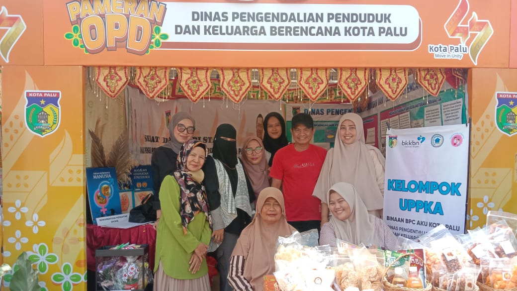 PRODUK BINAAN: Staf Pemberdayaan Keluarga Sejahtera DP2KB Kota Palu, Neli Rahman berfoto bersama di Stand Dinas P2KB Kota Palu pada Minggu (28/9/2025).