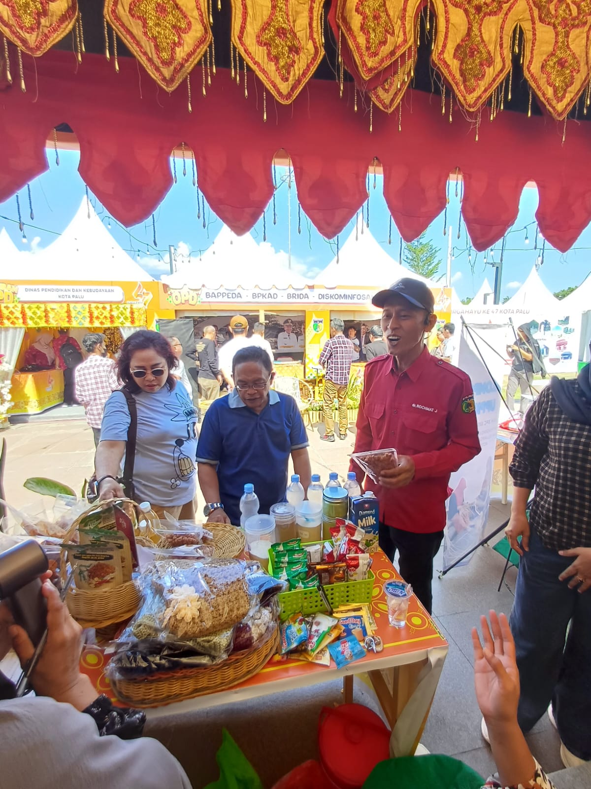 DIMINATI: Warga yang merupakan pengunjung IKM EXPO dan Pameran OPD mampit ke stan DP2KB Kota Palu untuk melihat hasil produk-produk unggulan IKM binaan.