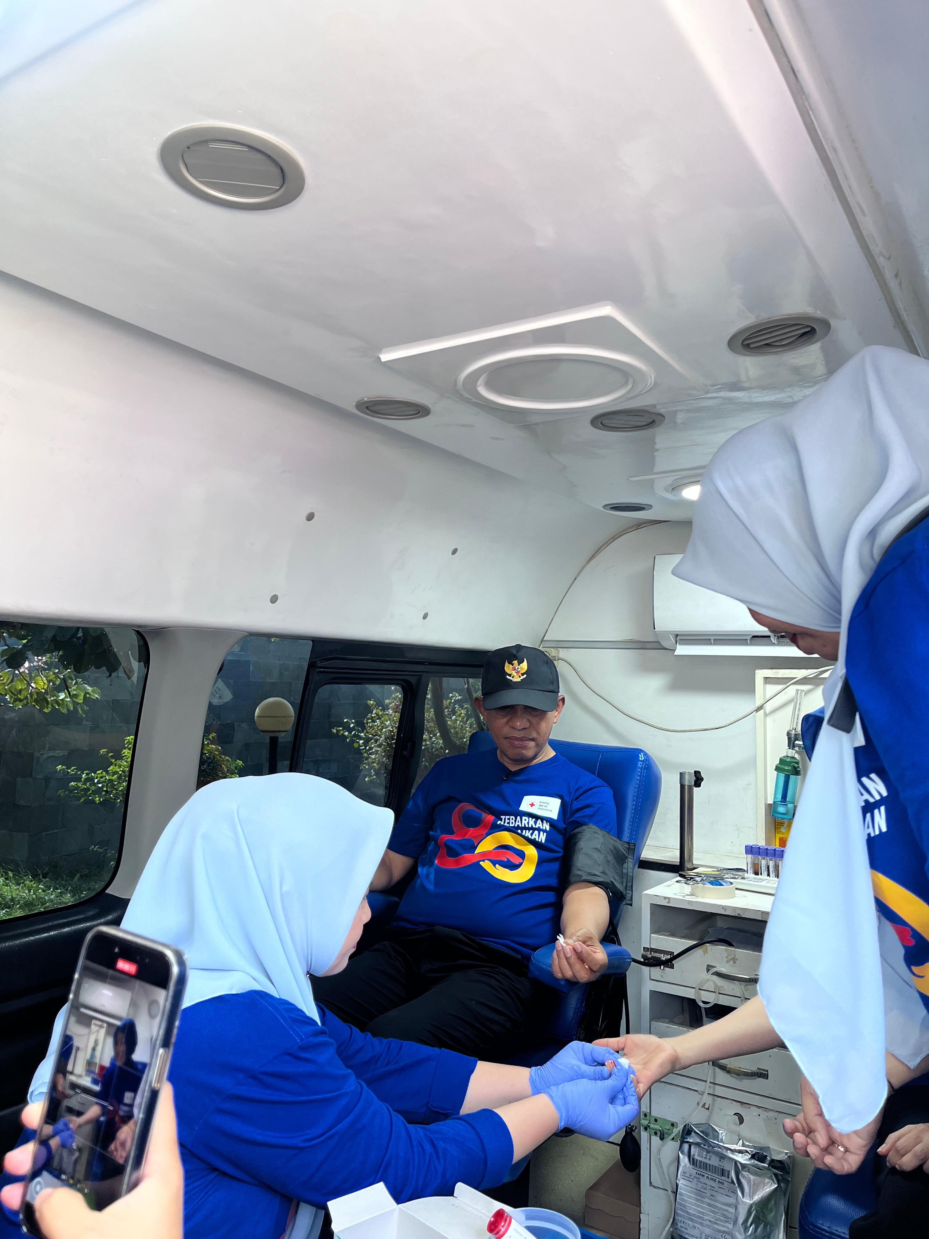 Gubernur Anwar Hafid bersama Ketua TP PKK Sulteng mendonorkan darah saat HUT PMI ke-80 di Palu.