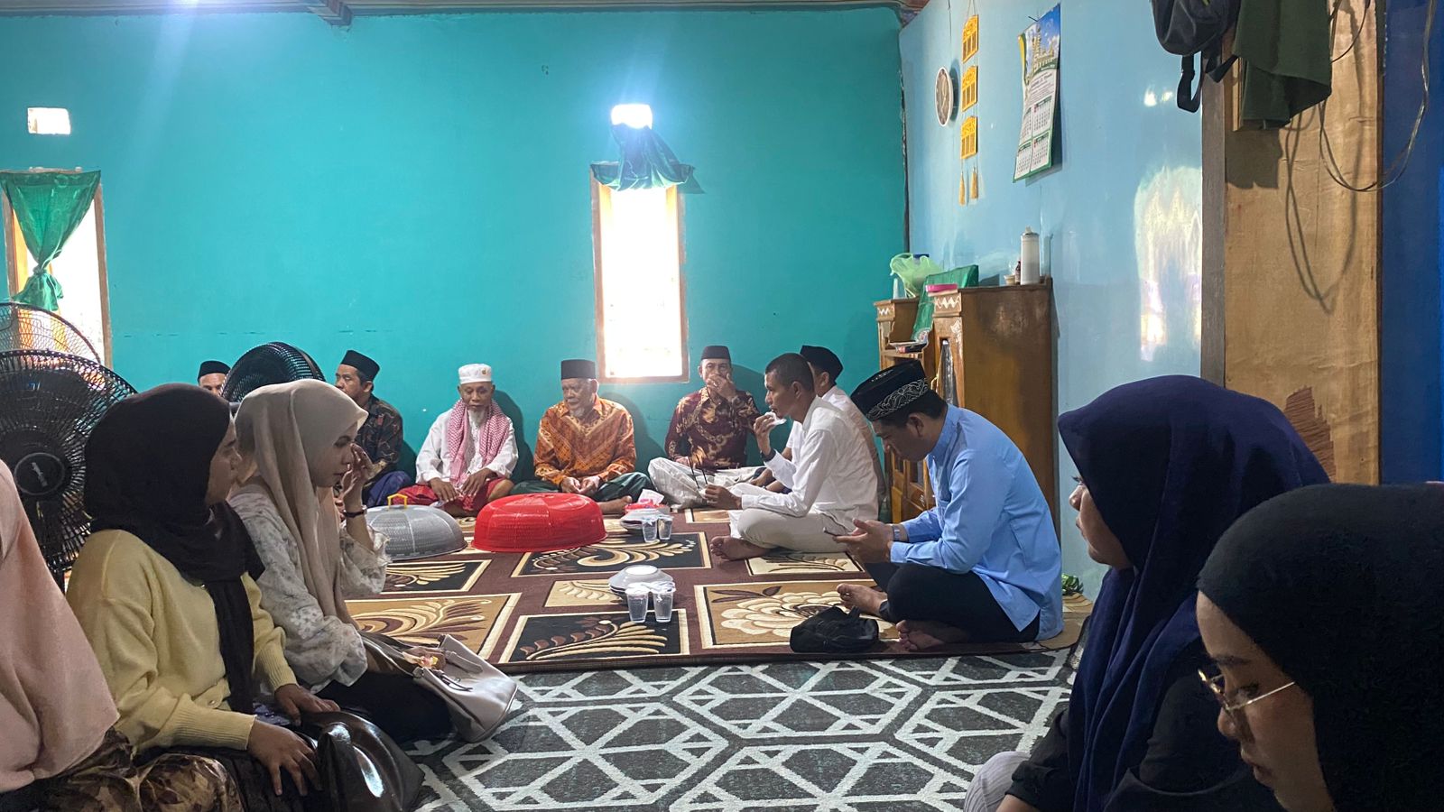 Keluarga, tetangga, dan kerabat menghadiri tahlilan tujuh hari meninggalnya Hijrah di Desa Maponu, Pasangkayu, Sulawesi Barat.