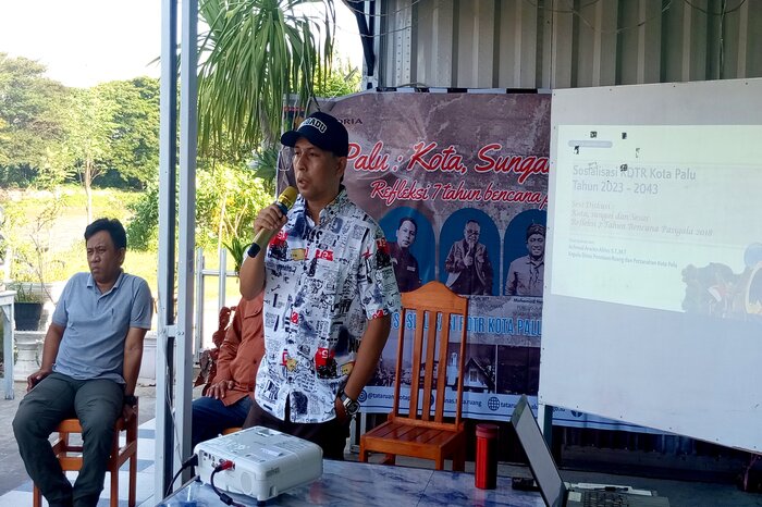 DISKUSI : Achmad Arwien Afries selaku Kepala Dinas (Kadis) Penataan Ruang dan Pertanahan (PRP) Kota Palu saat menyampaikan materi dalam refleksi 7 tahun gempa, Minggu (28/9/2025).
