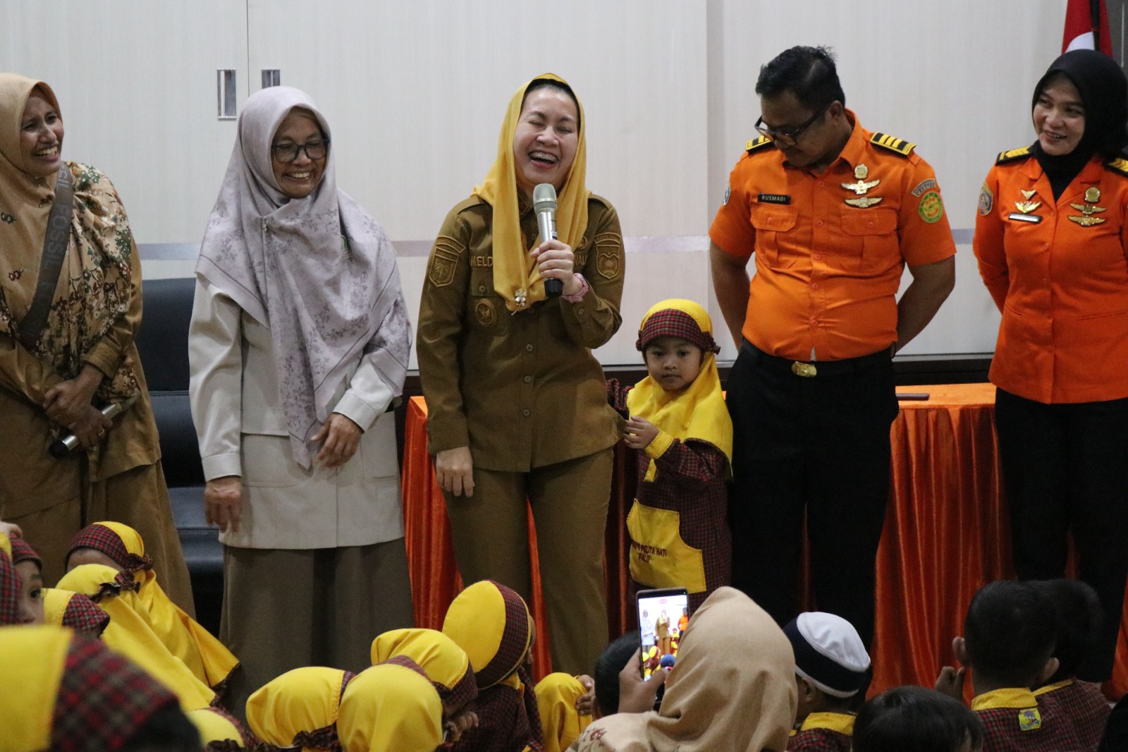 ARAHAN : Wawali Kota Palu, Imelda Muhidin Said, memberi arahan kepada siswa PAUD Pelita Hati di kantor Basarnas Palu, Selasa&nbsp;(30/09/2025).(FOTO: ISTIMEWA/RADAR PALU).