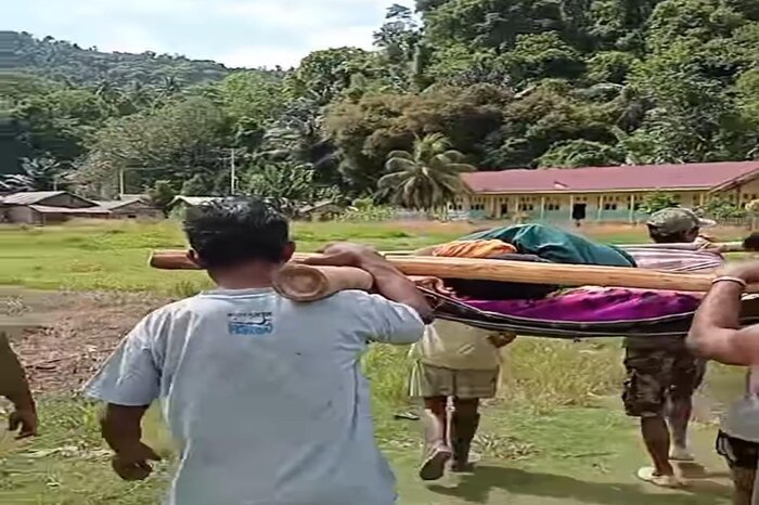 Warga Desa Sija, Kabupaten Parigi Moutong harus ditandu sejauh 4 KM untuk mendapatkan perawatan di RSUD Raja Tombolotutu, Senin (29/9/2025)