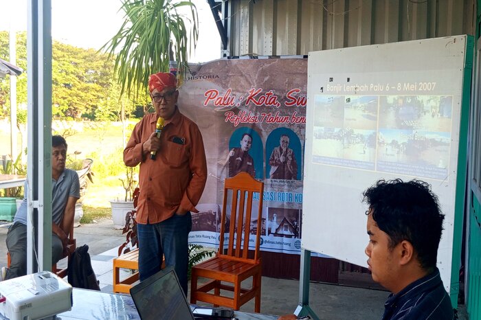 SAMPAIKAN MATERI : Ir Abdulllah saat menyampaikan materi kepada para peserta diskusi, Minggu (28/9/2025).