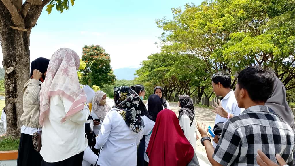 HONORER : Belasan honorer mendatangi kantor Bupati Sigi, Senin (29/09/2025).(FOTO: ANGEL SUMBARA/RADAR PALU).
