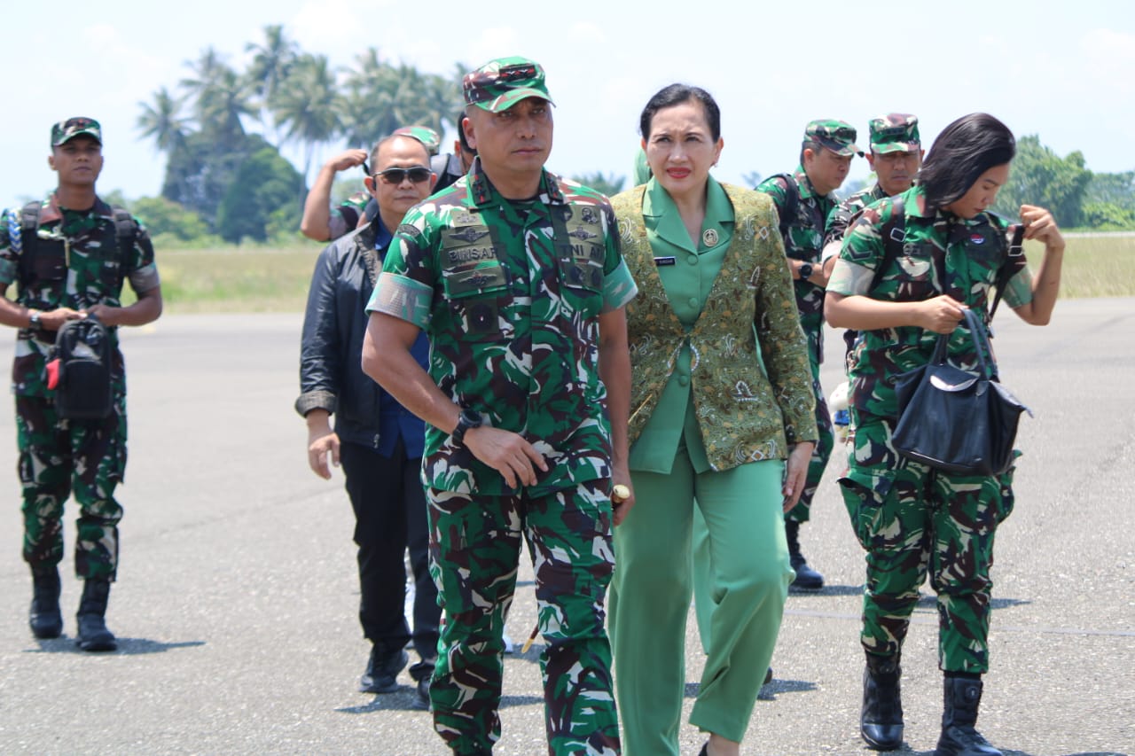 BERKUNJUNG : Pandam XXIII Palaka Wira, Mayjen Mayjen TNI Jonathan Binsar Parluhutanq Sianipar bersama isteri, saat berkunjung ke Morowali, Selasa (30/09/2025).(FOTO : SUPRIYONO/RADAR PALU).