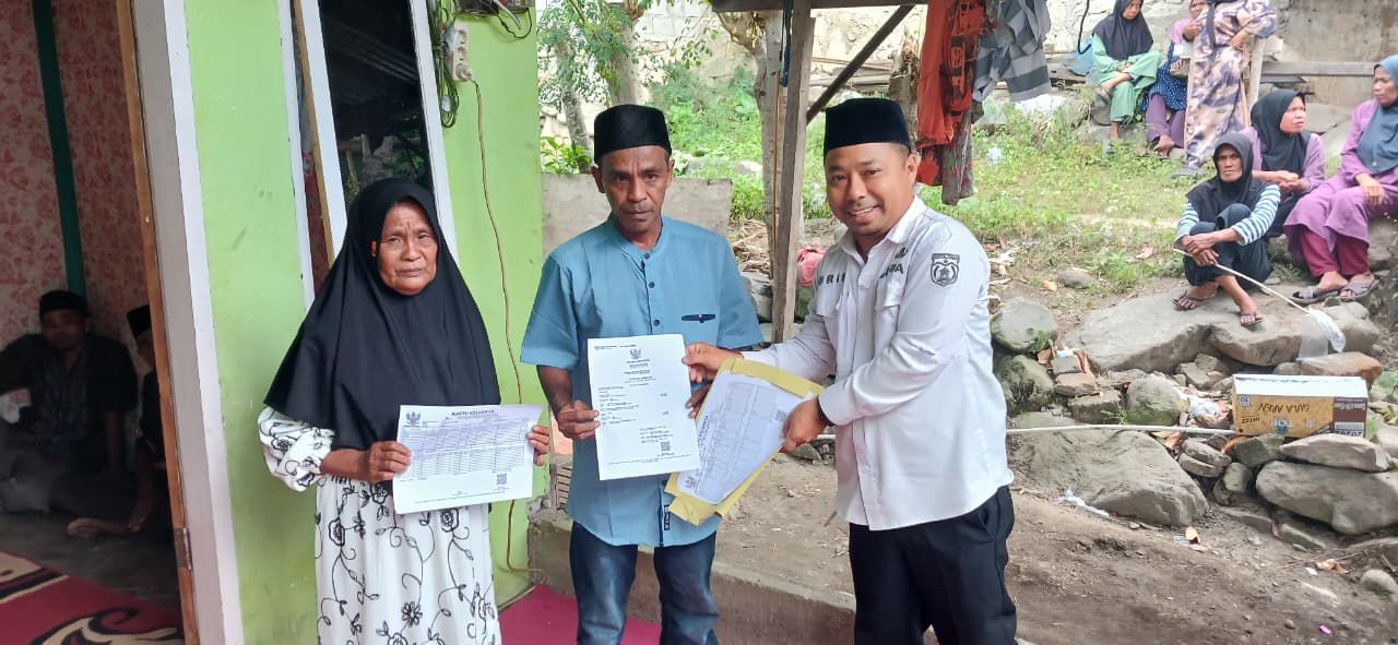 PELAYANAN CEPAT : Lurah Donggala Kodi, Idris, S.H., M.H., menyerahkan langsung akta kematian dan KK baru kepada ahli waris di Salena Padanjese, yang diterima langsung oleh anak almarhum di rumah duka.