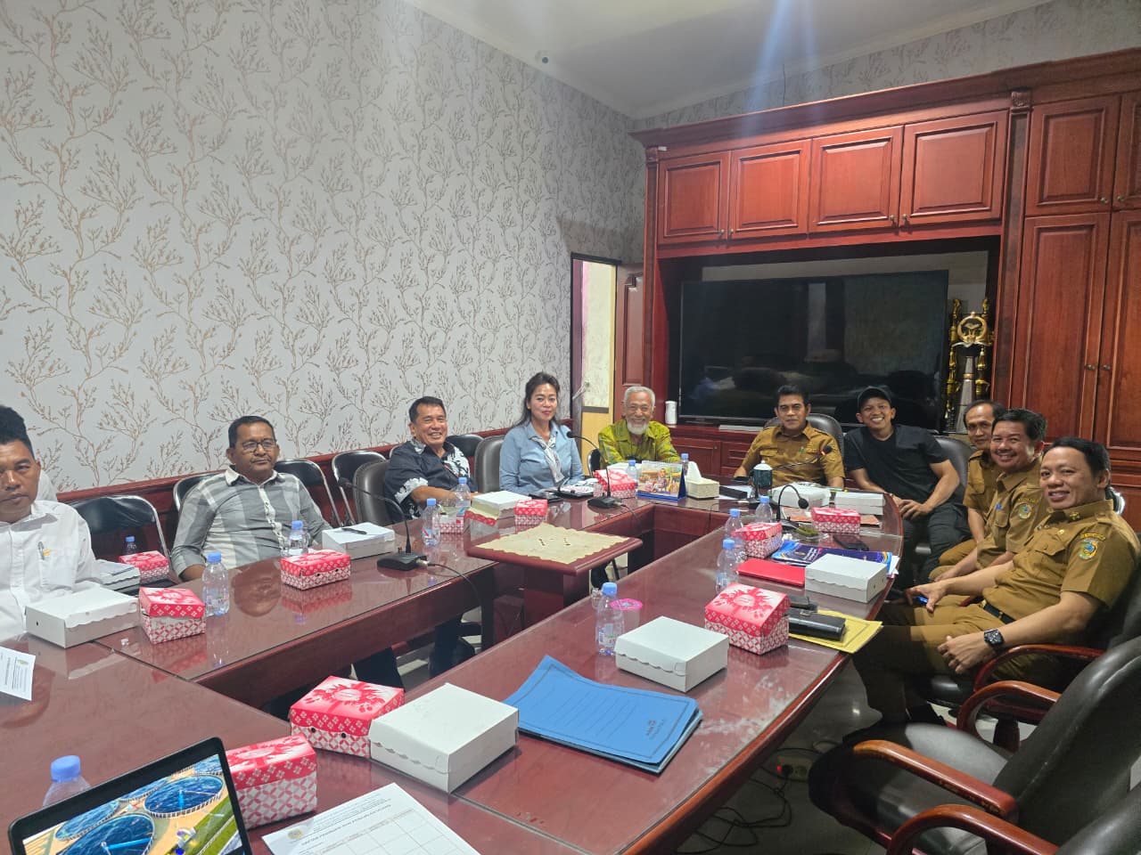 DISKUSI : Suasana diskusi pakar udang vaname H. Hasanuddin Atjo, bersama Bupati Parimo Erwin Burase, anggota DPRD Parimo Leli Pariani, Selasa (30/09/2025).