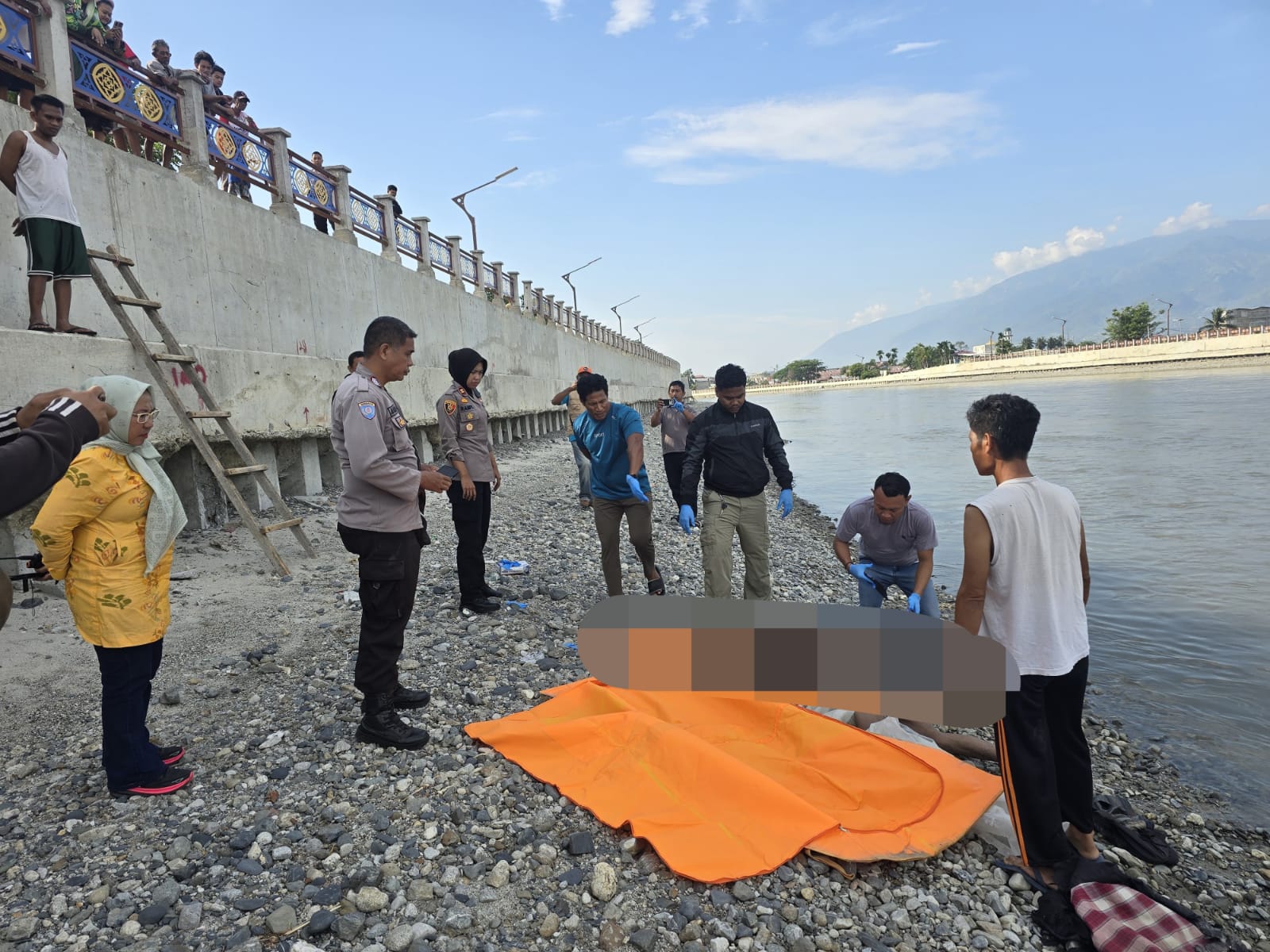 Jenazah pria berinisial S (45) saat dievakuasi dari aliran Sungai Raja Moili, Palu, oleh aparat kepolisian dibantu warga sekitar.