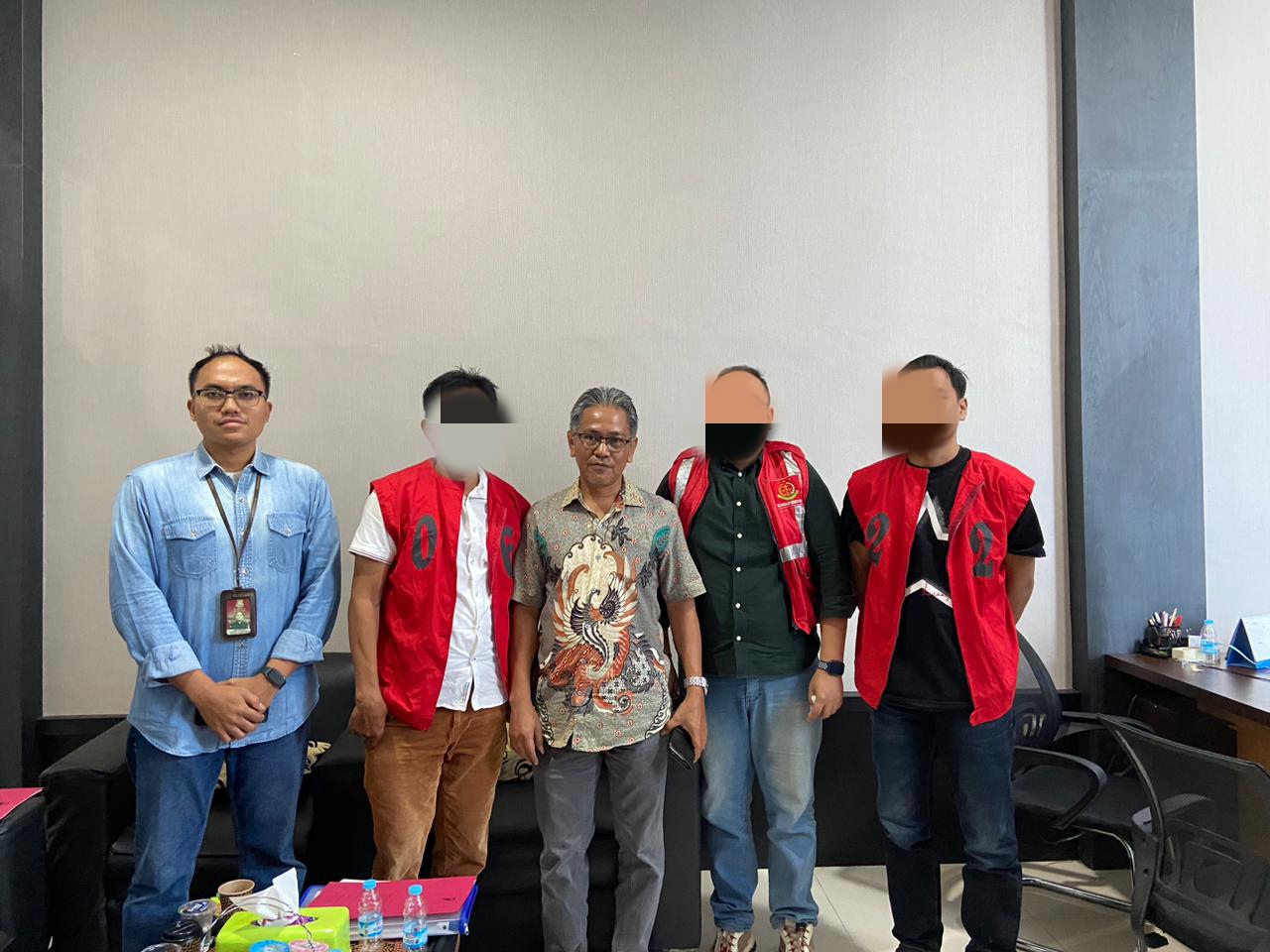 TERSANGKA : Tiga tersangka dugaan korupsi dan penyertaan modal Perumda Kota Palu saat memakai baju tahanan Kejari, Jumat (3/10/2025).