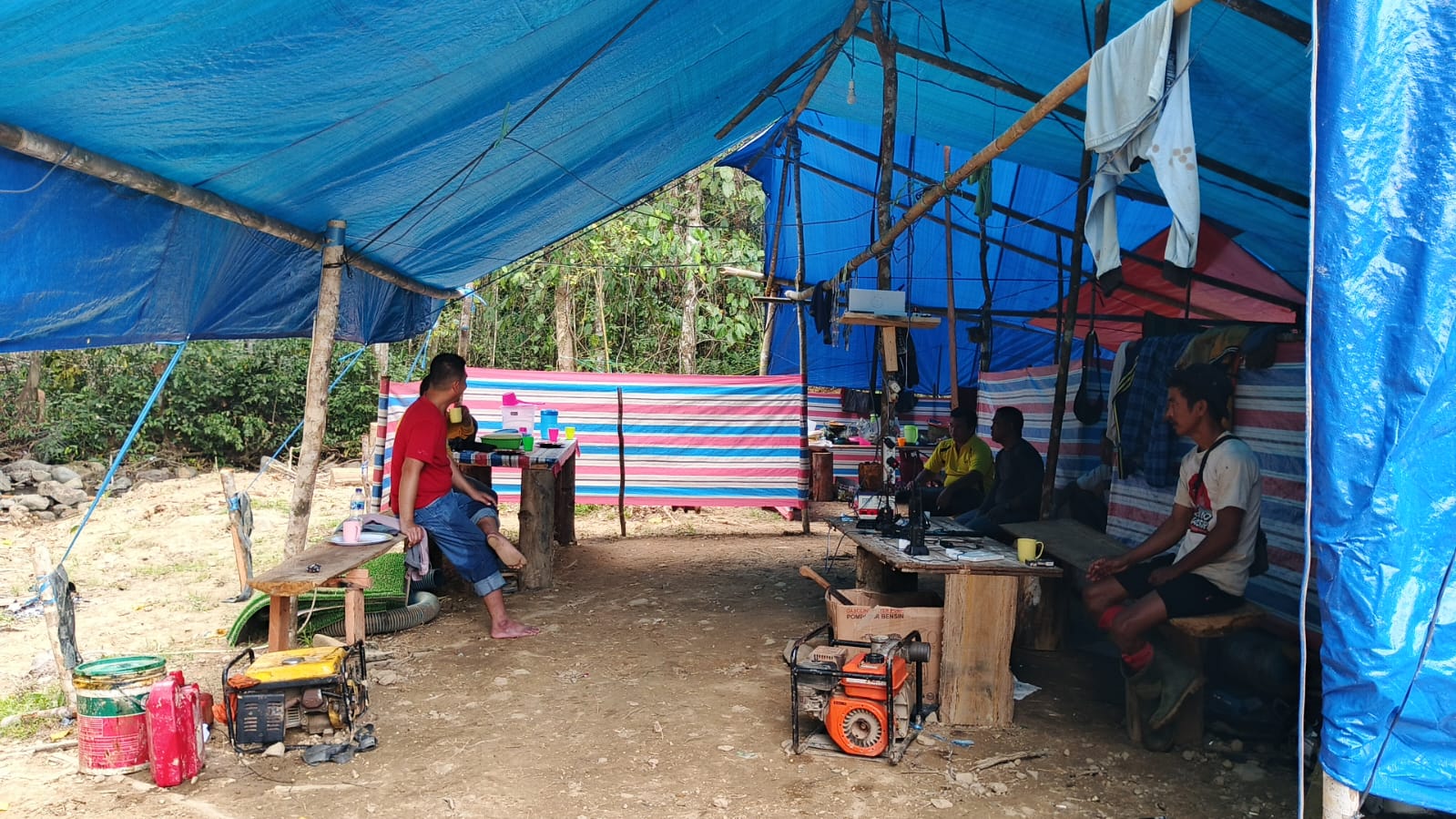 CAMP TAMBANG : Aktifitas pertambangan sedang istirahat di camp tambang salah satu lokasi.(FOTO: ISTIMEWA/RADAR PALU).