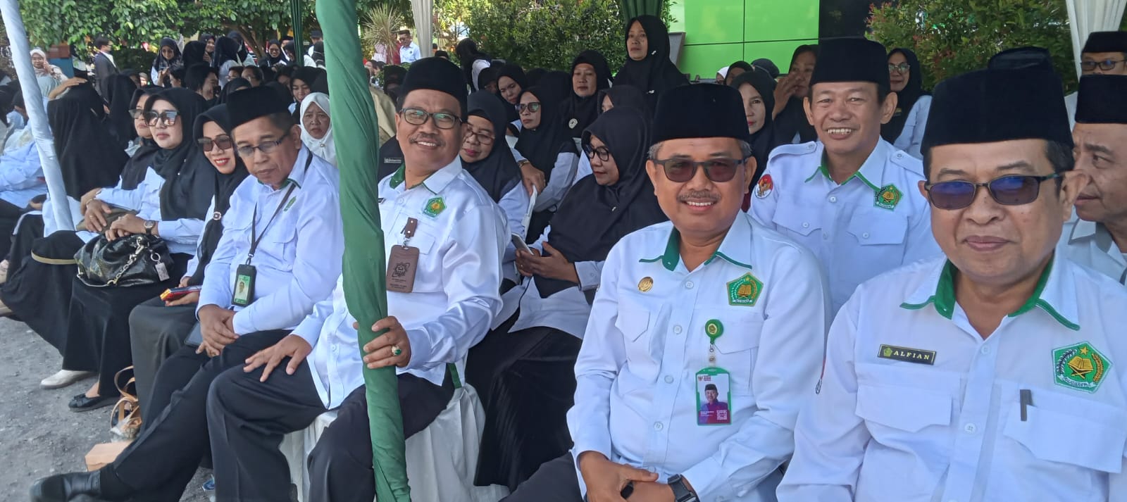 DITANGANI : Kabid Penmad Kanwil Kemenag Sulteng, H. Moh Syamsu Nursi (tengah) saat menghadiri giat Hari Bakti Kemenag tahun 2025.(FOTO: ISTIMEWA/RADAR PALU).