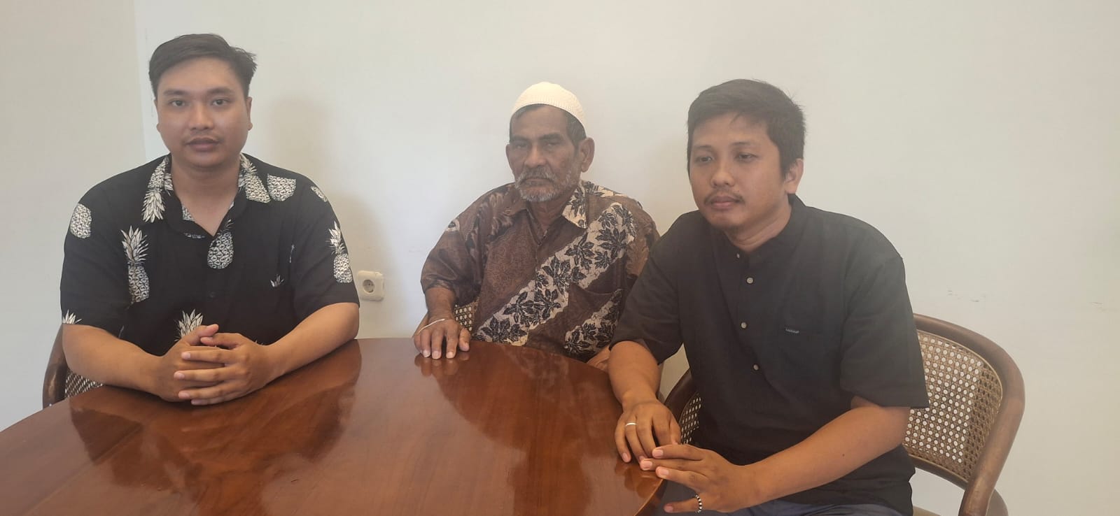 SAMPAIKAN KELUHAN : Korban tabrakan, Hasbi (tengah) bersama dengan Penasehat Hukumnya, Minggu (5/10/2025).