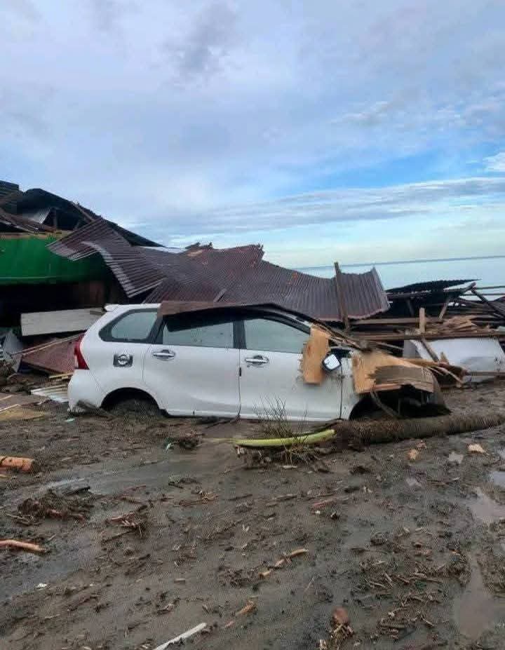 TERJEBAK : Satu unit mobil terjebak di longsor di Desa Podi, Kecamatan Tojo, Kabupaten Touna, Selasa (07/10/2025).(FOTO: HERIYANTO LIMAHU/RADAR PALU)