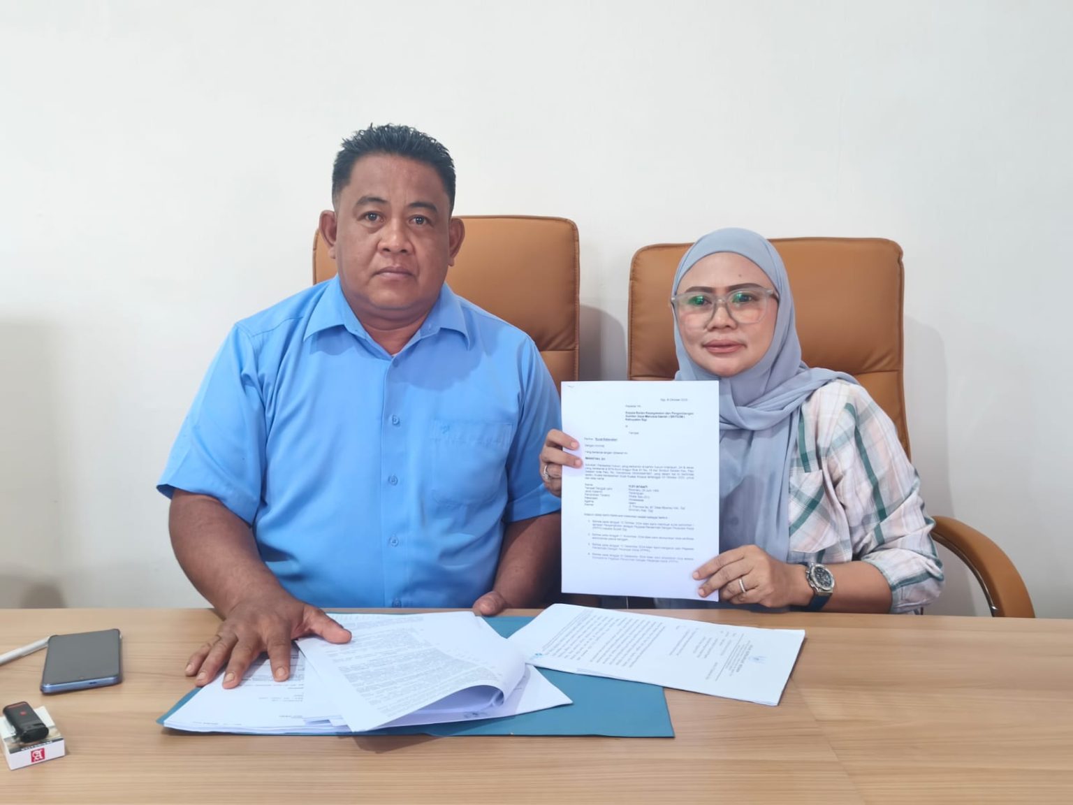 HONORER : Tenaga honorer kategori II, Yufi Afianti (kanan) didampingi kuasa hukumnya, Imansyah, Senin (06/10/2025).(FOTO: ANGEL SUMBARA/RADAR PALU).