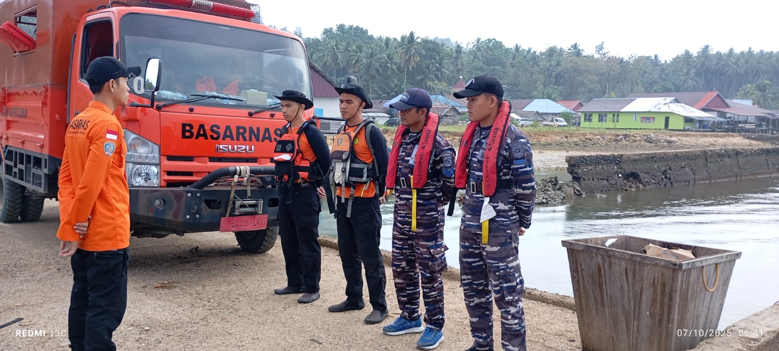 MENCARI : Tim Basarnas siap melakukan tugas mencari korban, Senin (6/10/2025).(FOTO : ISTIMEWA/RADAR PALU)