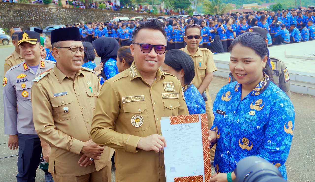 MENERIMA : Merlyn Tarakolo, satu dari 1.584 PPPK Morut tahap pertama menerima SK dari Bupati Delis Julkarson Hehi, Selasa (07/10/2025).(FOTO: ISTIMEWA/RADAR PALU)