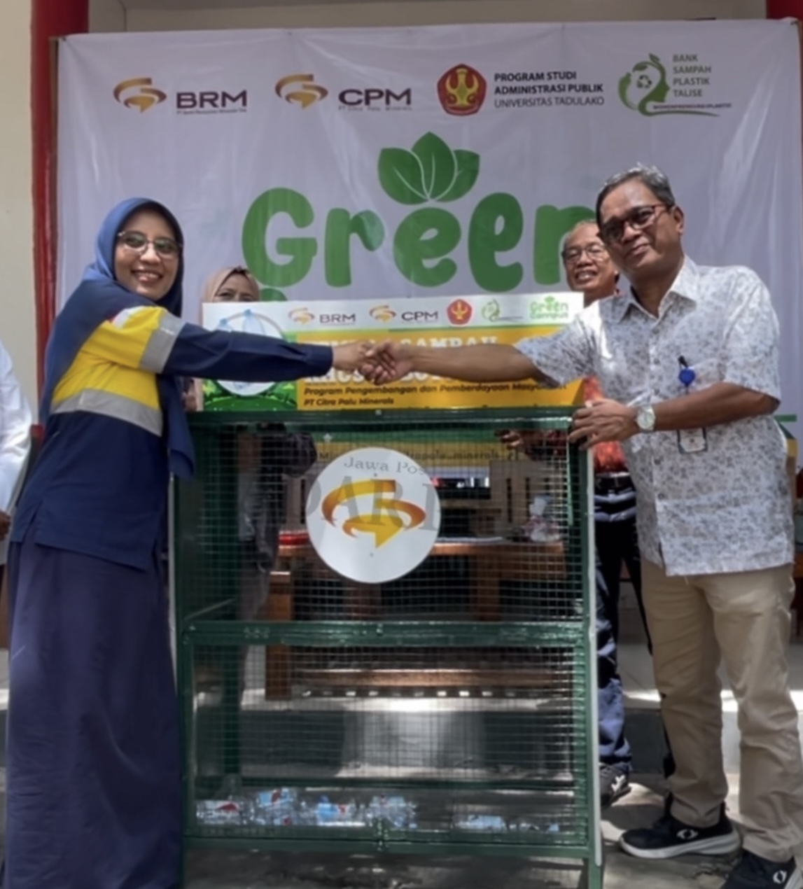Peluncuran Program ini ditandai dengan penyerahan 5 unit tempat sampah plastik hasil kolaborasi bersama Bank Plastik Talise.