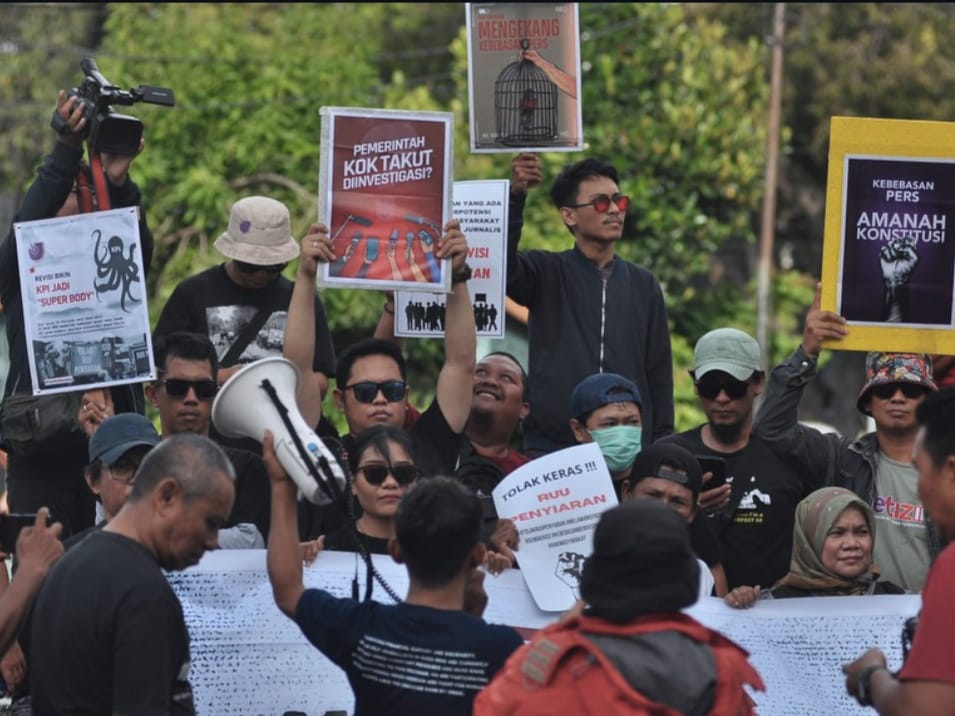 PULUHAN jurnalis yang tergabung dalam Aliansi Jurnalis Sulawesi Tengah, menggelar unjuk rasa menolak Revisi Undang-Undang nomor 32 tahun 2002 tentang penyiaran di Palu, Jumat (24/5).