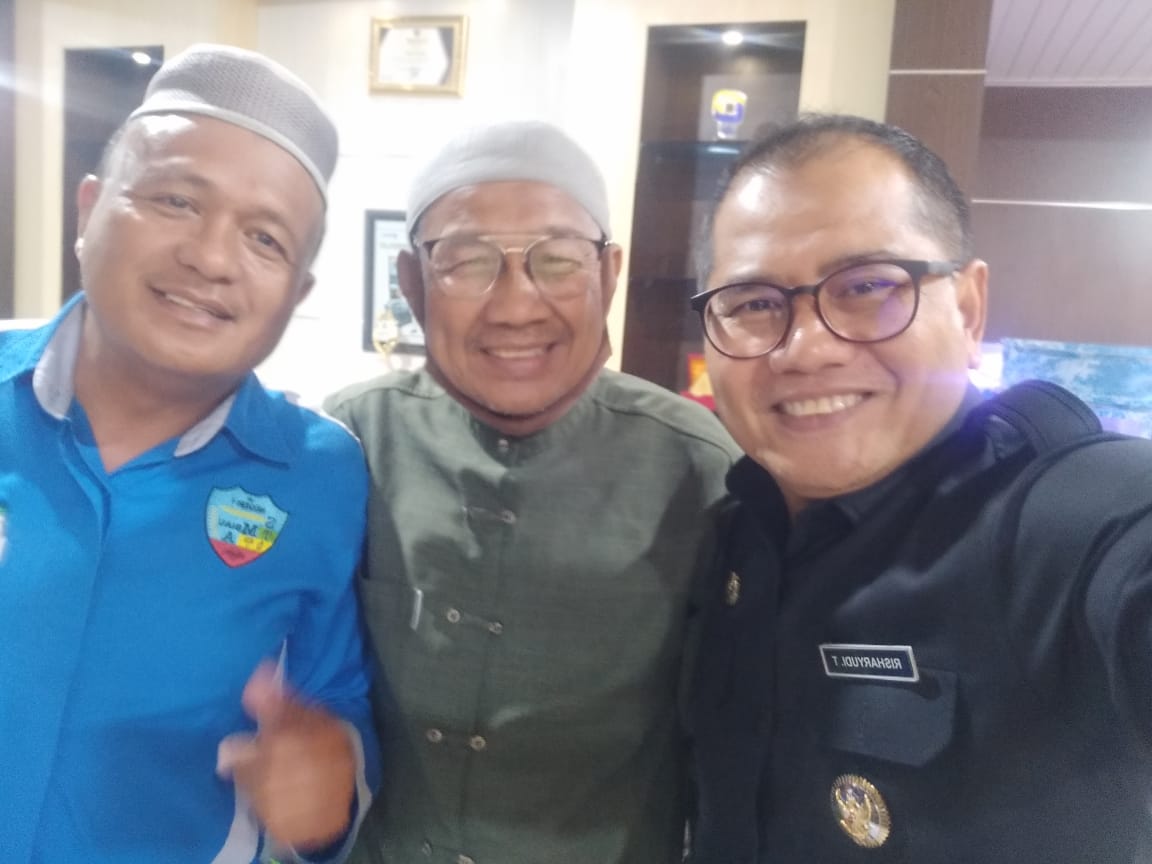 BERI SUPORT : Bupati Buol H. Risharyudi Triwibowo (kanan) Bersama Djoni Hatimura (Tengah), dan Ramli Kasad.(FOTO: ISTIMEWA/RADAR PALU).