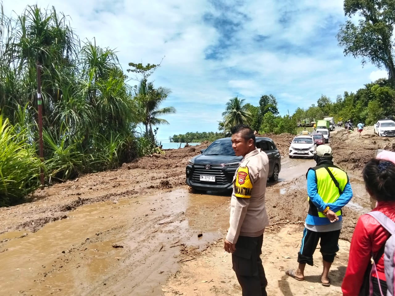 NORMAL KEMBALI : Tampak jalur Desa Podi yang sempat lumpuh, kini normal kembali, Selasa (07/10/2025).(FOTO: HERIYANTO LIMAHU/RADAR PALU).