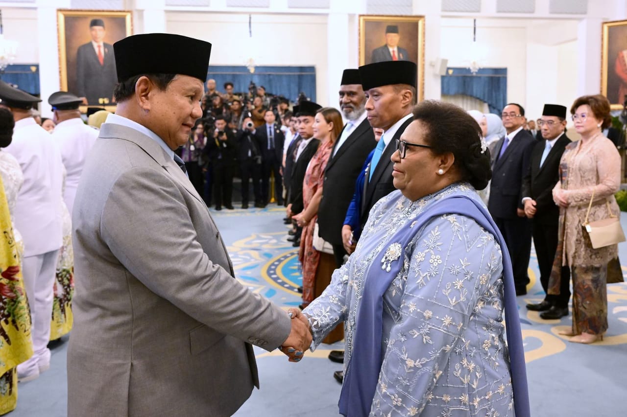 BERSALAMAN : Presiden Prabowo Soebianto bersalaman dengan Ribka Haluk usai dilantik, Rabu (08/10/2025)