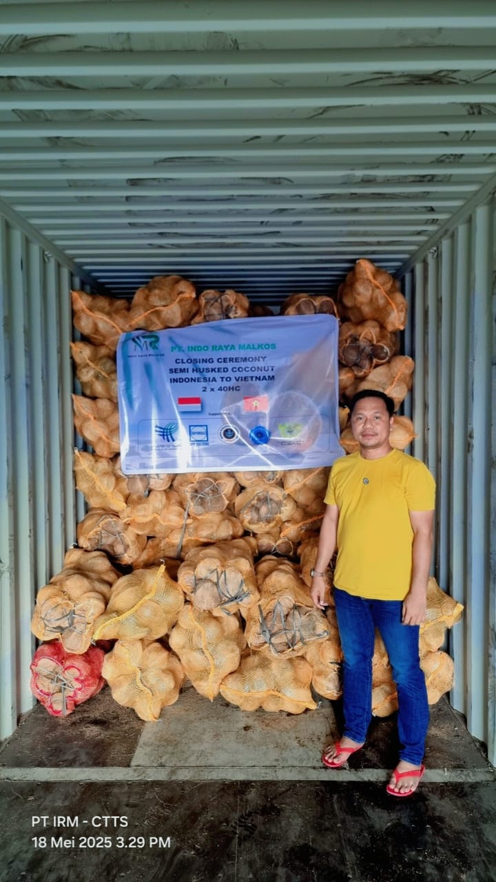 PELUANG BESAR: Pelaku usaha kelapa kupas, Azhar dapat mengirimkan 140 ton kelapa kupas per satu kali pengiriman ke Vietman, di bawah nama perusahaan Indo Raya Malkos.