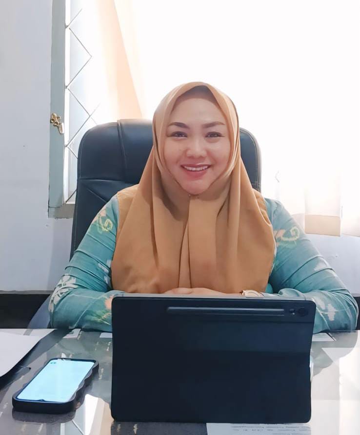 PENGUATAN KOPERASI: Kepala Bidang Pemberdayaan dan Pengembangan Koperasi Dinas Koperasi dan UKM Provinsi Sulawesi Tengah, Henny Anggraini saat berada di ruangannya pada Kamis (9/10/2025).