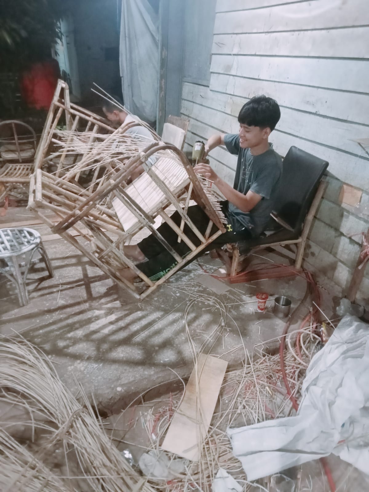 BUAH KERJA KERAS: Hasil produksi pengrajin rotan ini telah mampu tembus hingga ke Pulau Kalimantan. Tampak salah satu pekerja di usaha milik Ahmad sedang membuat produk ayaman dari rotan.