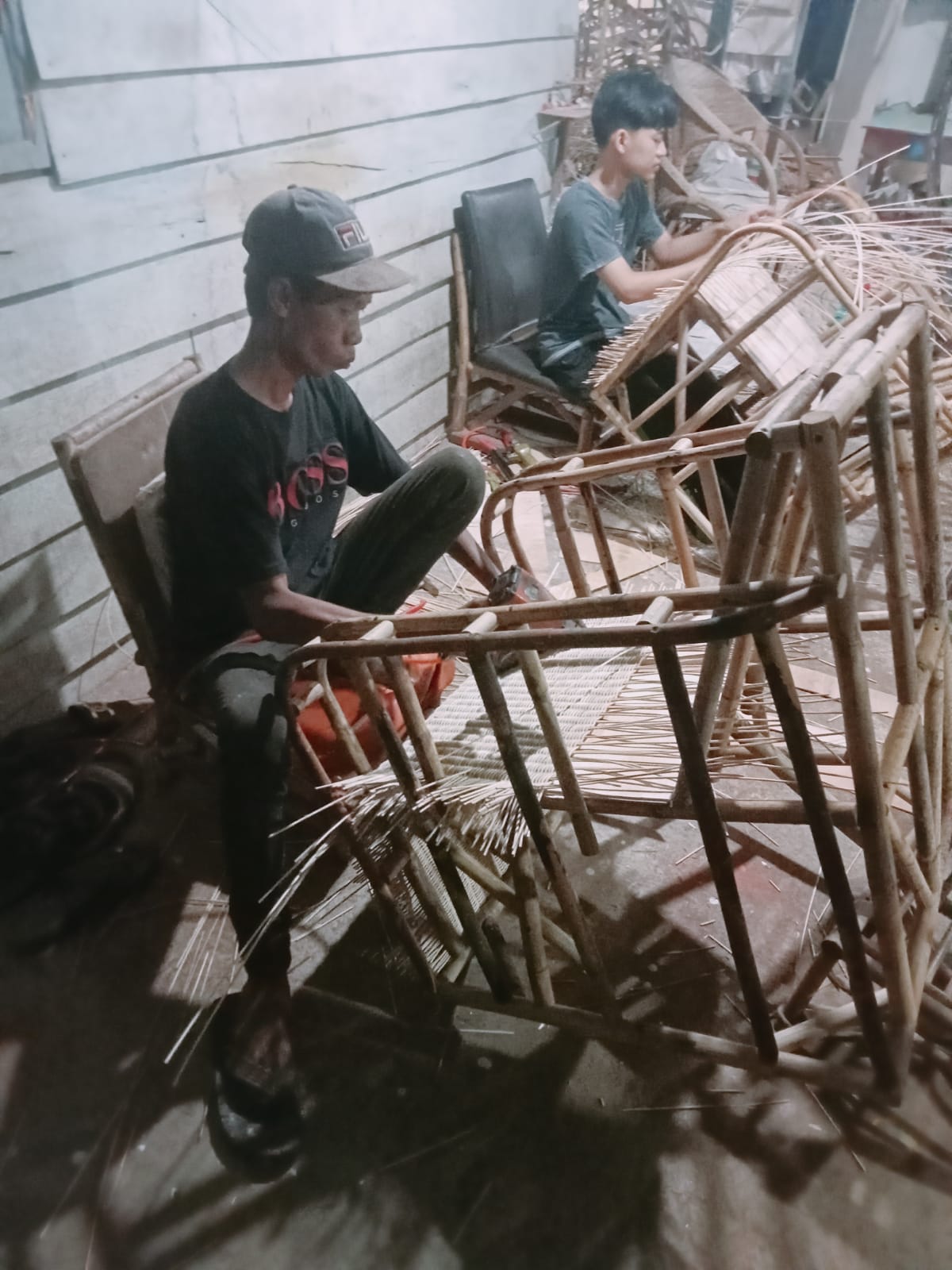 KURSI ROTAN: Hasil kerajinan kursi rotan menjadi salah satu item produksi favorit.