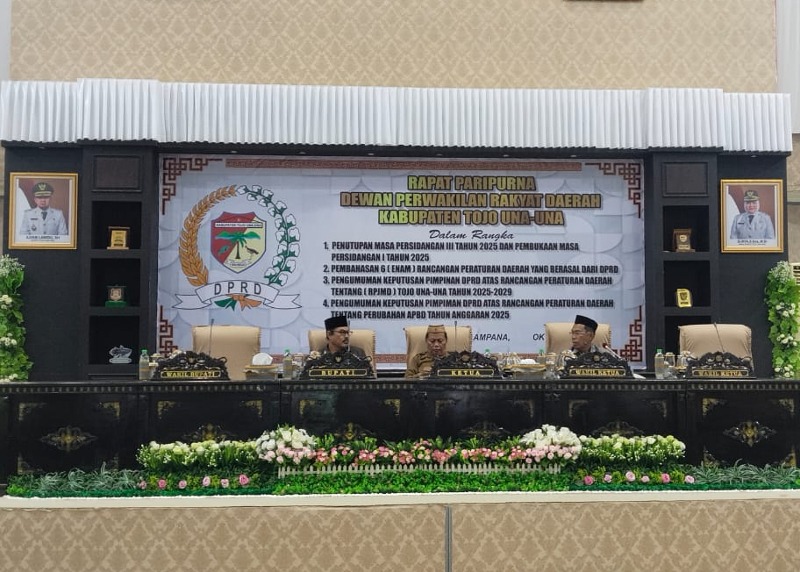 RANPERDA: Sekkab Touna hadir para rapat paripurna dan membacakan jawaban Bupati terhadap enam Ranperda.(FOTO: HERIYANTO LIMAHU/RADAR PALU).