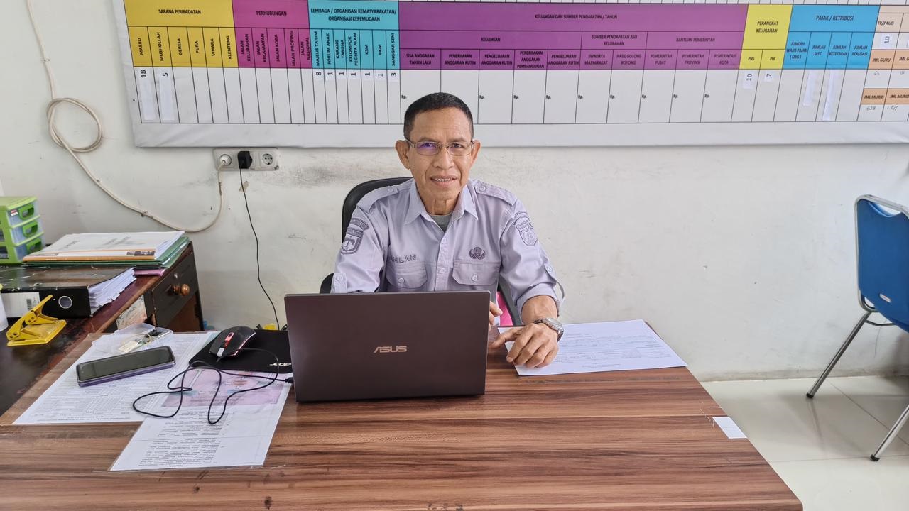 Sekretaris Kelurahan Tanamodindi, Ahlan.