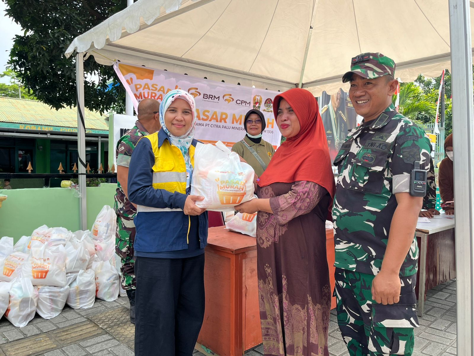 PAKERT SEMBAKO MURAH: Salah satu perwakilan warga menerima paket Sembako murah memperingati Hari Ulang Tahun TNI ke-80 bekerja sama dengan PT Citra Palu Minerals pada Jumat pagi (10/10/2025).