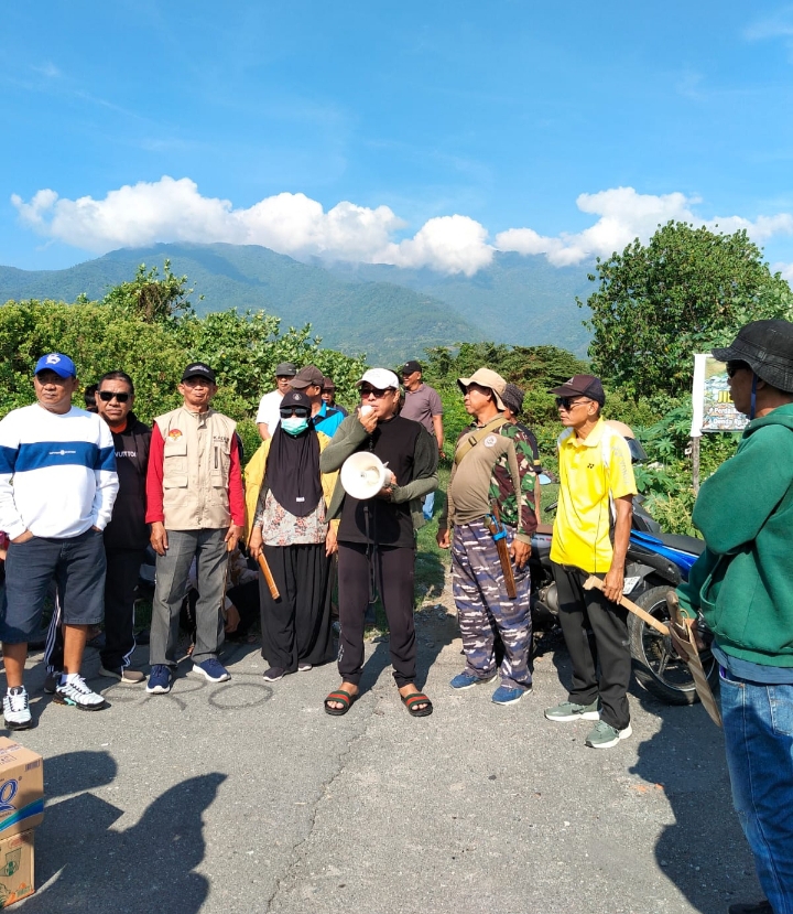 KERJA BAKTI : Aksi warga eks Balaroa, saat melakukan aksi unjukrasa, dengan menggelar kerja bakti massal, Minggu (12/10/2025).(FOTO: ISTIMEWA/RADAR PALU).