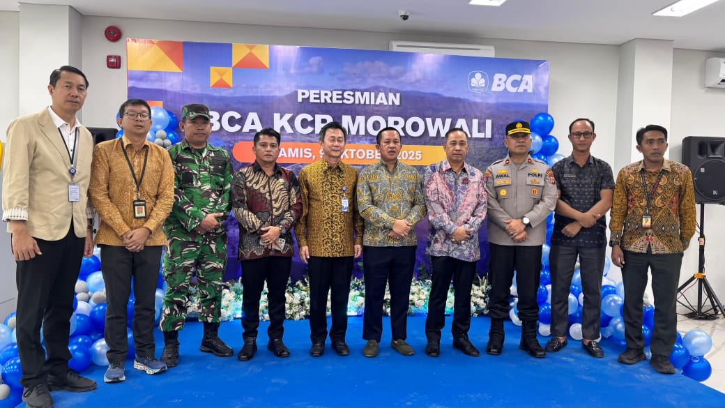 DIRESMIKAN : Foto bersama Bupati Morowali Iksan Rauf, bersama pimpinan BCA, Minggu (12/10/2-25).(FOTO: SUPRIYONO/RADAR PALU).