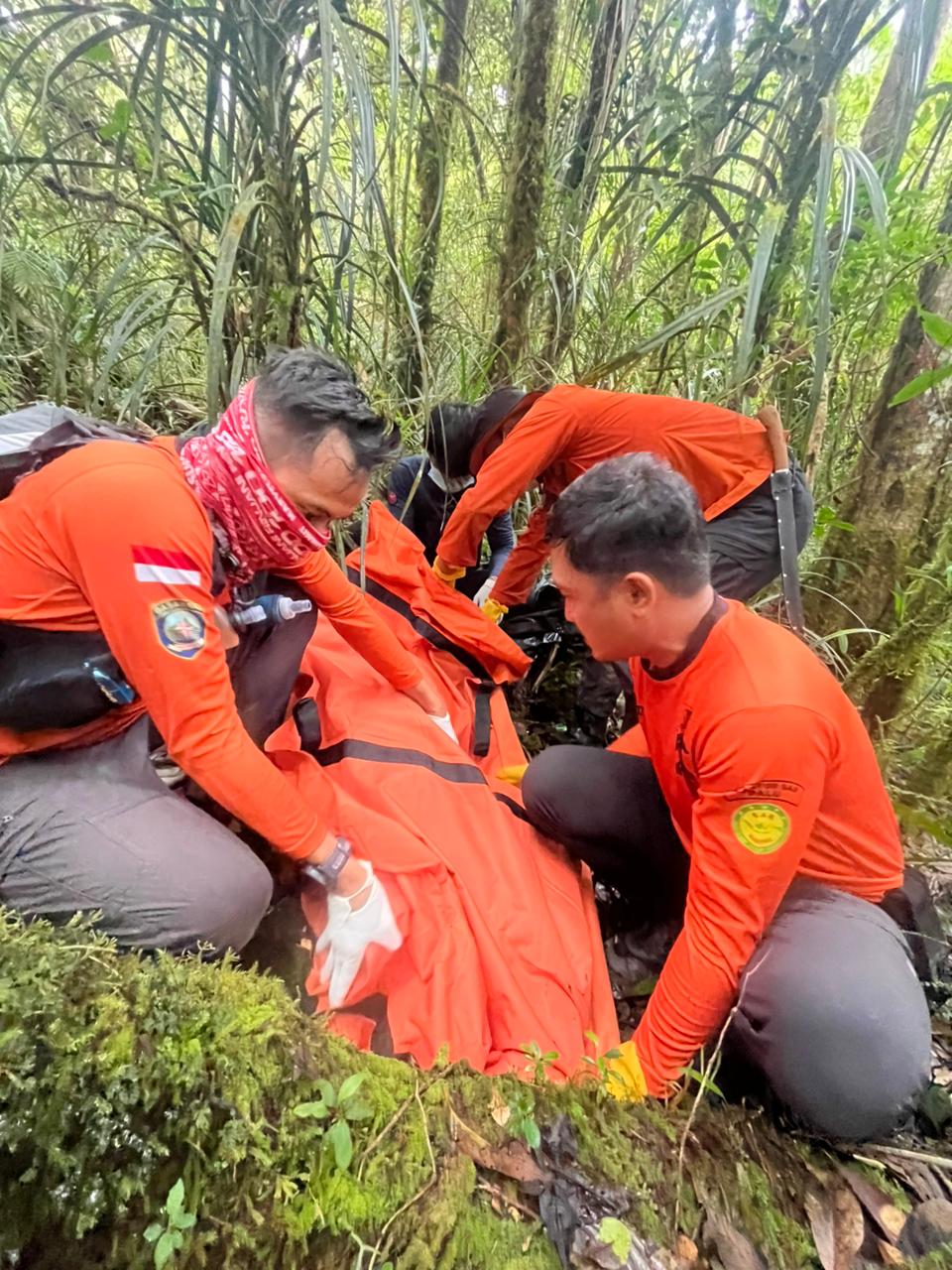 EVAKUASI : Tim SAR gabungan saat mengevakuasi jenazah korban, Minggu (12/10/2025).