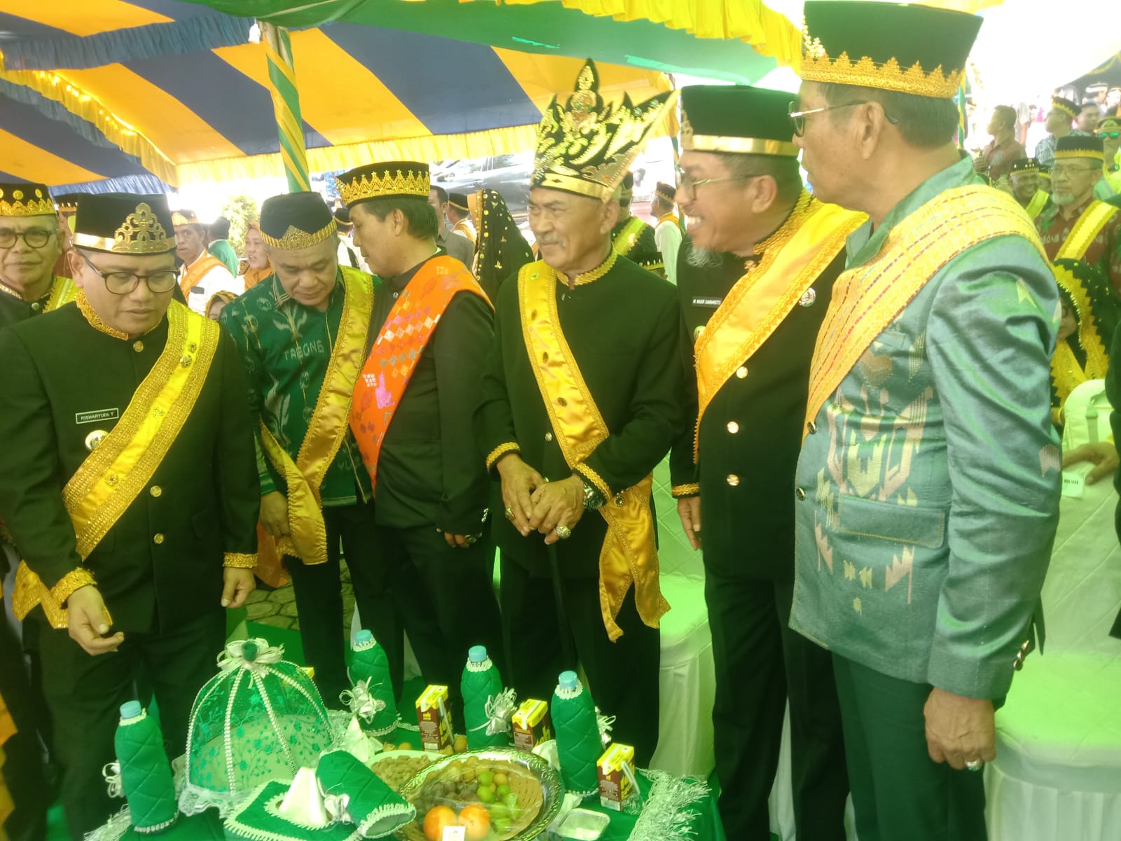 MENGHADIRI : Tampak Sekjen PB.IKIB Prof Jamaludin Sakung bersama pengurus PB. IKIB lainnya, hadir di HUTDA Kabupaten Buol ke 26, Minggu 12 Oktober 2025.(FOTO: ISITIMEWA/RADAR PALU).