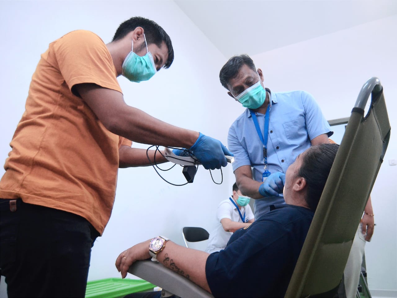 Salah satu warga binaan saat diperiksa giginya oleh sejumlah dokter gigi yang tergabung dalam PDGI Sulteng. FOTO: WAHONO
