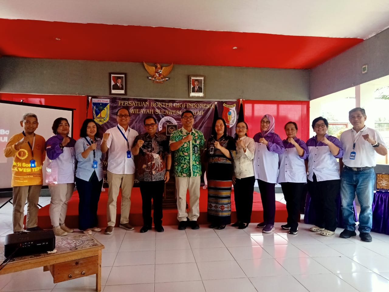 Pengurus PDGI Sulteng foto bersama stakeholder yang mendukung kegiatan Bakti Sosial di Lapas Perempuan Kelas III Palu. FOTO: AGUNG