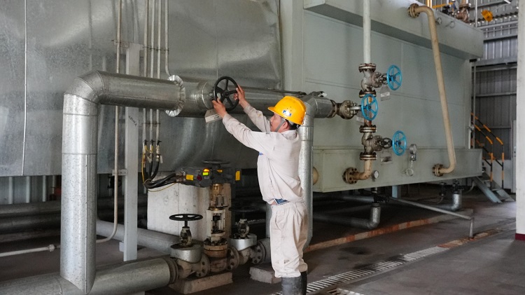 RENDAH EMISI : Area produksi di PT Risun Wei Shan Indonesia yang menghasilkan produk utama kokas melalui proses ovenisasi.