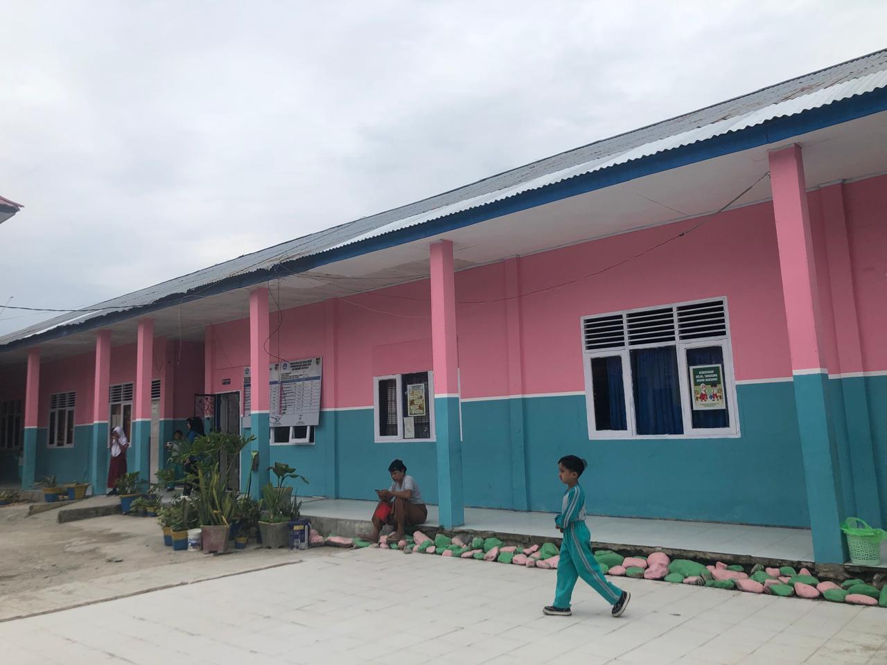 CAT BARU: Gedung lama SDN 26 Palu terlihat baru karena baru berbagi cat. Pihak sekolah harus pintar-pintar merawat agar lingkungan sekolah tetap nyaman.