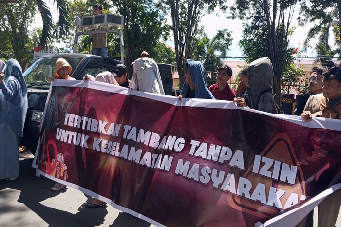 PENINDAKAN PETI MASIH LEMAH : Massa aksi saat berunjuk rasa di depan kantor Gubernur Sulteng, Senin (13/10/2025).