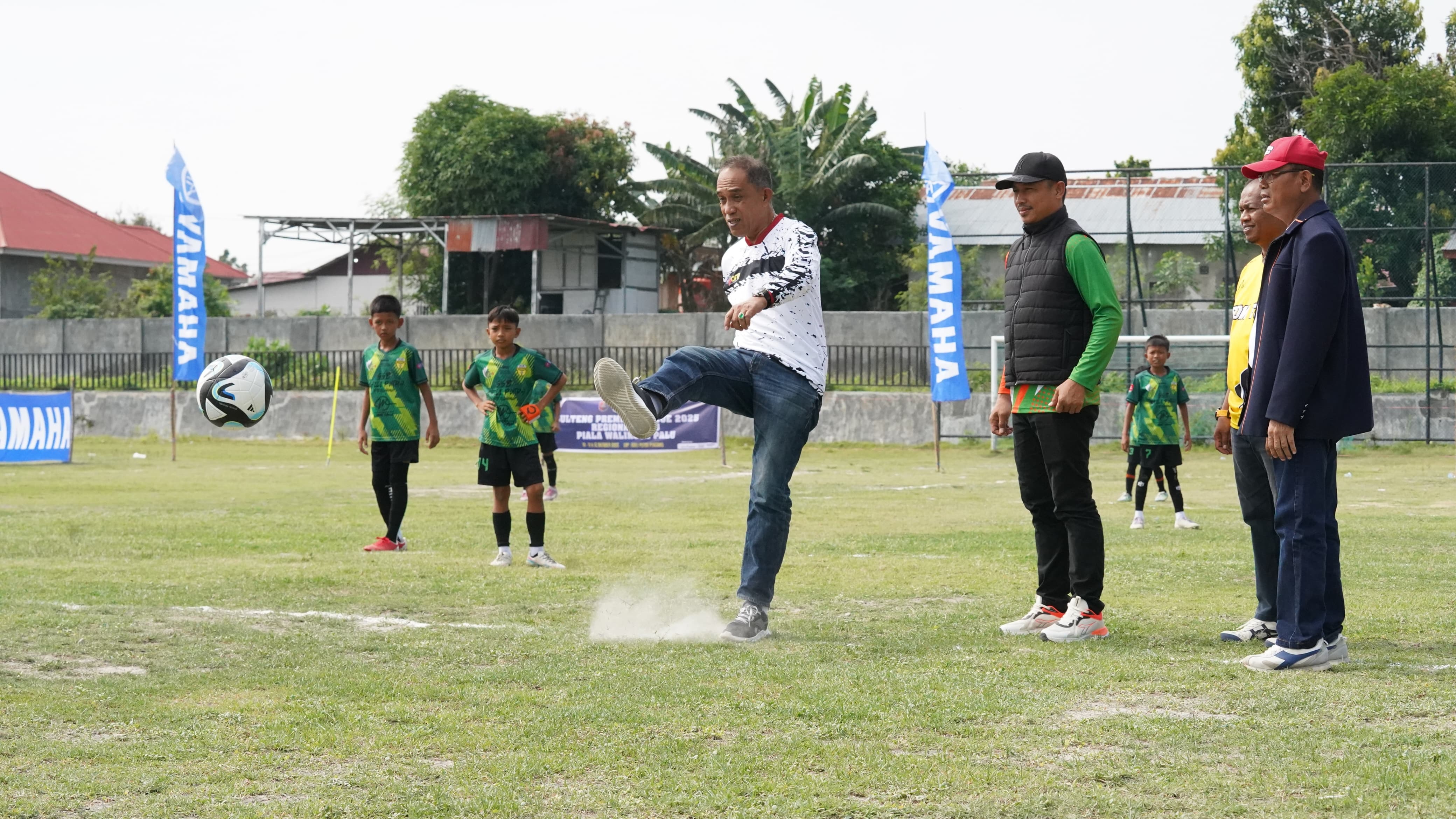 PEMBUKAAN : Kadispora Kota Palu saat membuka Kompetisi Sepak Bola U-12 Piala Wali Kota Palu Tahun 2025 di Lapangan Bola Putra Kaili, Sabtu (11/10/2025).