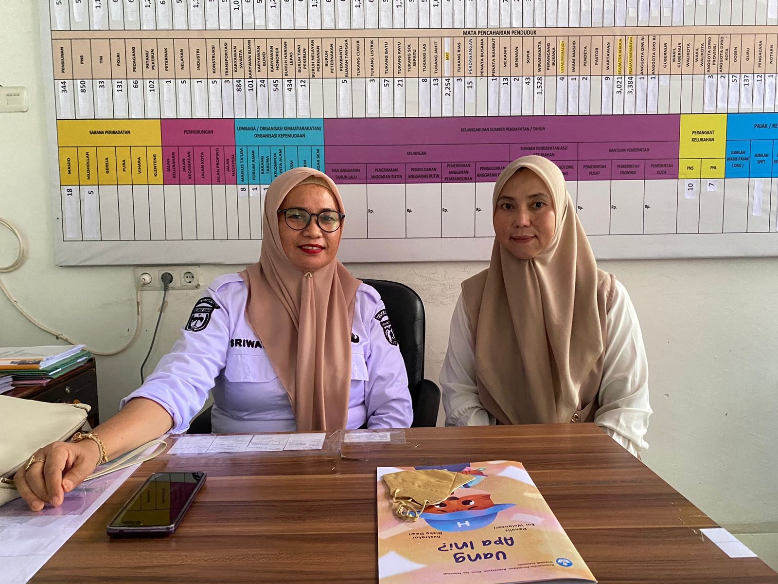 BAWAHI PROGRAM HIDROPONIK: Kasi Pemberdayaan Masyarakat Kelurahan Tanamodindi, Sriwati Handayani (kiri) menjadi penanggung jawab program hdroponik di wilayah kerjanya.